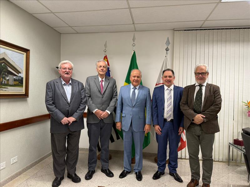 O médico e ambientalista Gilberto Natalini; o presidente do Tribunal de Contas, Conselheiro Domingos Dissei; o presidente do Tribunal de Contas do Estado do Pará (TCE-PA), conselheiro Fernando Pinheiro; o vice-presidente do Tribunal, Conselheiro Ricardo Torres; e o professor Marcos Buckeridge (IEA-USP).